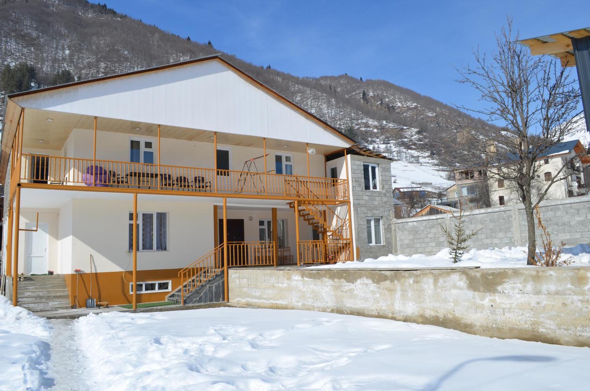 Guesthouse Qarim Mestia Exteriör bild