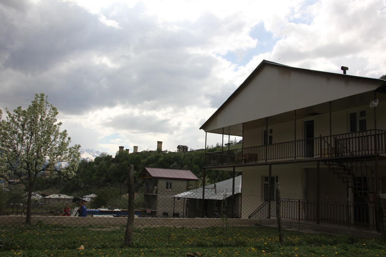Guesthouse Qarim Mestia Exteriör bild